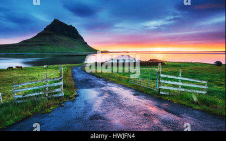 Den malerischen Sonnenuntergang über Landschaften und Wasserfälle. Kirkjufell Berg. Island Stockfoto