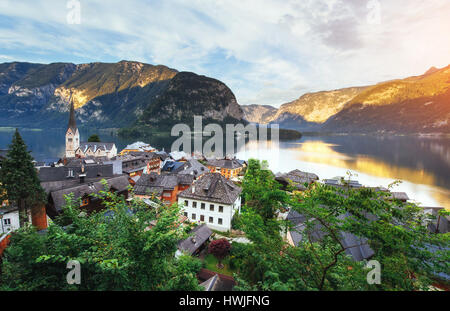 Blick von Höhe in Hallstatt Stadt zwischen den Bergen Österreich Stockfoto