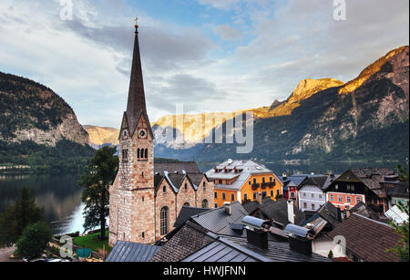 Malerischen Panoramablick auf den berühmten Bergdorf in den österreichischen Alpen. Hallstatt, Österreich Stockfoto