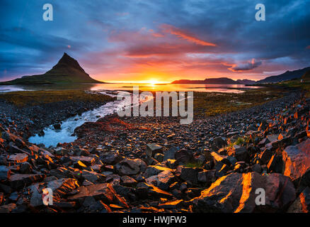 Den malerischen Sonnenuntergang über Landschaften und Wasserfälle. Kirkjufell Berg. Island Stockfoto