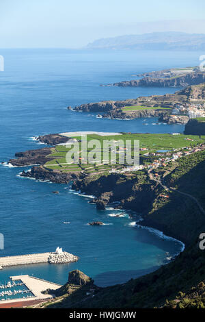 Küste der nördlichen Teil der Insel Teneriffa mit blauen Atlantik. Blick auf grüne Bananen Plantagen. Der Kanarienvogel, Spanien, Europa Stockfoto