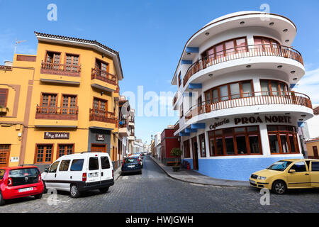 GARACHICO, Teneriffa, Spanien-ca. Januar 2016: schöne kleine bunte Häuser sind im Zentrum der Stadt. Die Garachico ist ein altes und am meisten besuchten Stockfoto