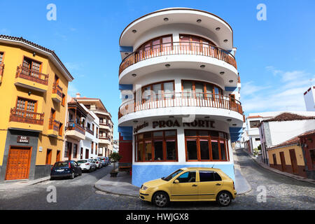 GARACHICO, Teneriffa, Spanien-ca. Januar 2016: schöne kleine bunte Häuser sind auf Straßen der Stadt. Die Garachico ist ein altes und das meistbesuchte t Stockfoto