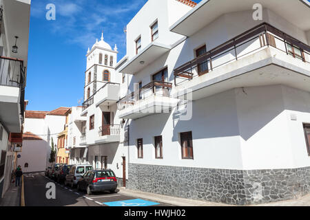 GARACHICO, Teneriffa, Spanien-ca. Januar 2016: niedrige Leibhöhe und renovierte schöne Wohnhäuser mit großen Balkonen befinden sich im Zentrum von Garachico. Die Gara Stockfoto