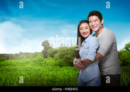 Asian paar Umarmung und lächelnd. Valentinstag-Konzept Stockfoto