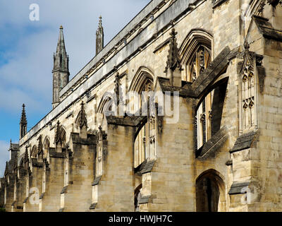 Die gotischen Bögen und fliegenden Steinstrehlen der Kathedrale von Winchester, Hampshire Empahise Ther Pracht des mittelalterlichen Gebäudes. Stockfoto