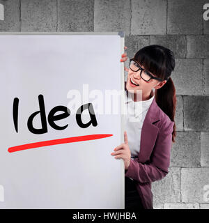 Asiatische Frau schreiben Geschäftsidee auf dem whiteboard Stockfoto