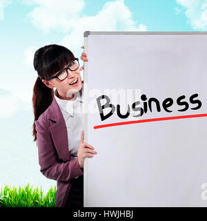 Asiatische Frau schreiben Unternehmen auf dem whiteboard Stockfoto