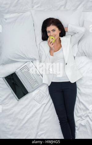 Junge Frau Essen Apple Konzept Stockfoto