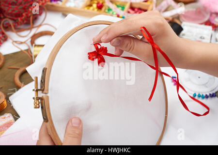 Junge auf Reifen, Hand Closeup und rotes Band auf weißen Textilien bestickt erfährt, Nähen, job, Ausbildung, Handarbeit und Kunsthandwerk-Konzept Stockfoto