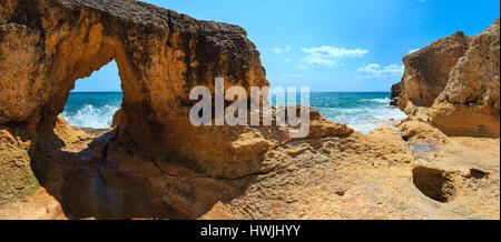 Sommer felsigen Atlantikküste Ansicht (Ortsrand von Albufeira, Algarve, Portugal). Zwei Schüsse feststeppen Bild. Stockfoto