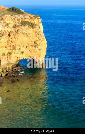 Naturale in Klippe. Sommer felsigen Atlantikküste Blick in der Nähe von Strand Praia da Afurada (Lagoa, Algarve, Portugal). Stockfoto