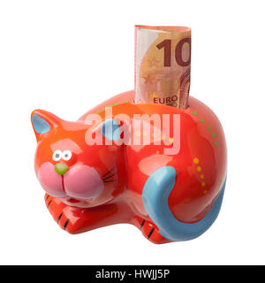 Roten Sparschwein in Form einer Katze mit einer Banknote von zehn Euro, die isoliert auf weißem Hintergrund Stockfoto