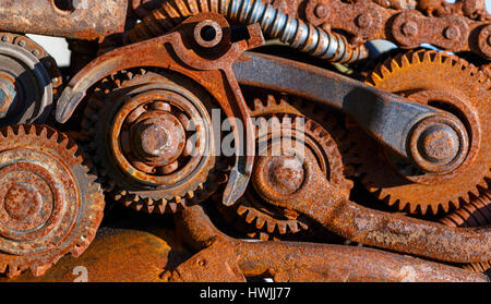 Teil des alten Mechanismus mit Metall Getriebe, Ritzel, Kette und andere Teile mit Rost bedeckt. Stockfoto