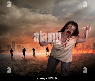 Beängstigend weibliche Zombie mit brennenden Stadt Hintergrund. Halloween-Konzept Stockfoto