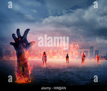 Zombie-Hand mit dem Feuer aus dem Boden steigt. Halloween-Konzept Stockfoto