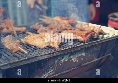 Grill Hähnchen - traditionelle Suppen in Bangkok, Thailand, Tiefenschärfe, Matte filter Stockfoto