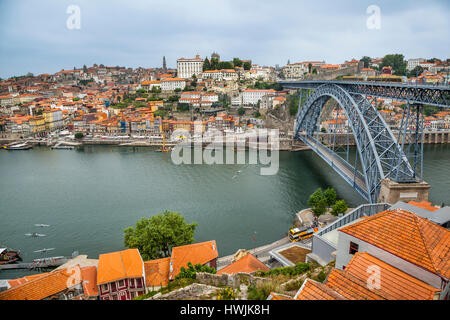 Region Norte, Portugal, Porto, Blick auf den berühmten Dom Luis I Doppel-gedeckten Metall Brücke über den Fluss Douro, verbindet Porto und Vila Nova de G Stockfoto