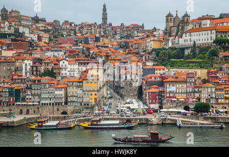 Portugal, Region Norte, Porto, Blick auf die Promenade am Fluss Cais da Ribeira und Ribeira Platz im historischen Teil von Porto am Ufer des Douro r Stockfoto