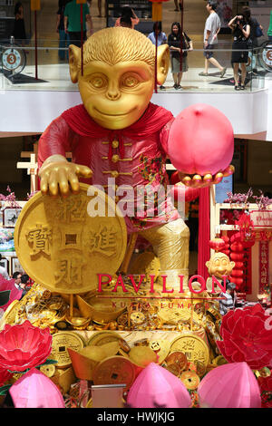 Chinese New Year kulturelle Dekorationen des Jahres der verheißungsvollen Affen 2016 in der Pavillon Shopping Mall, Kuala Lumpur Malaysia. Stockfoto