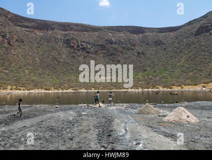 Vulkankrater, wo Borana Stamm Männer tauchen, Salz, Oromia, El Sod, Äthiopien zu sammeln Stockfoto