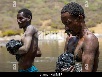 Vulkankrater, wo Borana Stamm Männer tauchen, Salz, Oromia, El Sod, Äthiopien zu sammeln Stockfoto