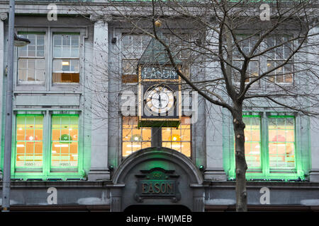 Eason Uhr auf Eason Gebäude in Oconnell street leuchtet grün für St Patricks Tag Dublin Irland Stockfoto