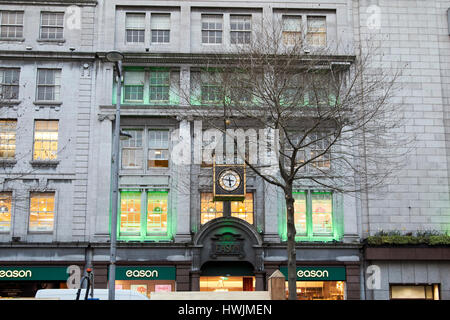 Eason Uhr auf Eason Gebäude in Oconnell street leuchtet grün für St Patricks Tag Dublin Irland Stockfoto