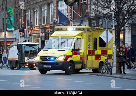 Dublin Feuerwehr Rettungswagen auf Oconnell street Dublin Irland Stockfoto