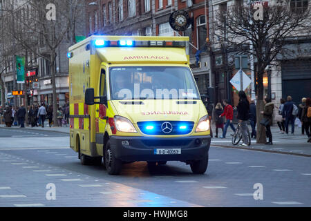 Dublin Feuerwehr Rettungswagen auf Oconnell street Dublin Irland Stockfoto