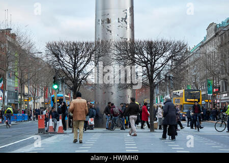Menschen sammeln stellen an der Basis des Dublin Spire auf Oconnell street Dublin Republik von Irland Stockfoto