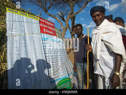 Männer lesen Aba Gada Liste während der Gada System Zeremonie in Borana Stamm, Oromia, Yabelo, Äthiopien Stockfoto