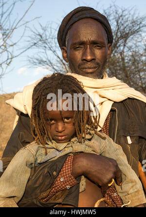 Dabale Alter Grade junge mit seinem Vater während der Gada System Zeremonie in Borana Stamm, Oromia, Yabelo, Äthiopien Stockfoto