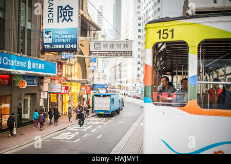 HONG KONG - Januar 15: Doppelstöckigen Straßenbahnen. Straßenbahnen auch eine wichtige touristische Attraktion und eines der umweltfreundlichsten Möglichkeiten des Reisens in H Stockfoto