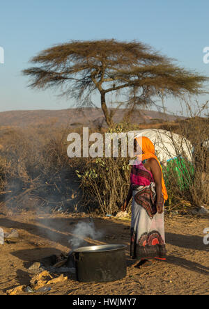 Frau Kochen während der Gada System Zeremonie in Borana Stamm, Oromia, Yabelo, Äthiopien Stockfoto
