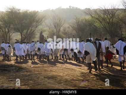 Borana Stamm Männer mit ihren Ororo klebt während der Gada System Zeremonie, Oromia, Yabelo, Äthiopien Stockfoto