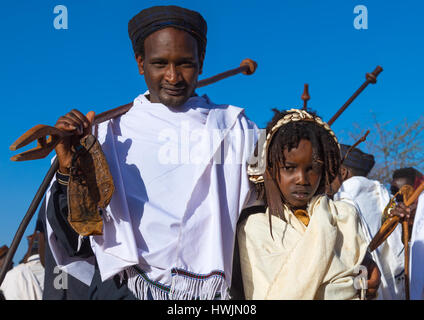 Dabale Alter Grade junge mit seinem Vater während der Gada System Zeremonie in Borana Stamm, Oromia, Yabelo, Äthiopien Stockfoto
