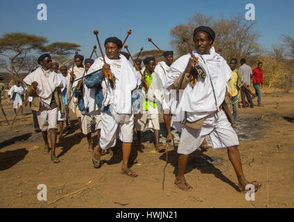 Kura Jarso der 71. Borana-Oromo-Abba Gadaa und seine Stadträte, Oromia, Yabelo, Äthiopien Stockfoto