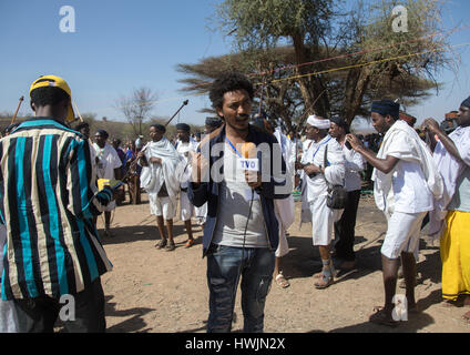 Äthiopische Journalistin während der Gada System Zeremonie in Borana Stamm, Oromia, Yabelo, Äthiopien Stockfoto