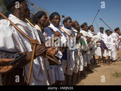 Mann trägt Kalasha auf seiner Stirn während während der Gada System Zeremonie in Borana Stamm, Oromia, Yabelo, Äthiopien Stockfoto