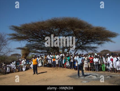 Menschen reden anhören, während der Gada System Zeremonie in Borana Stamm, Oromia, Yabelo, Äthiopien Stockfoto