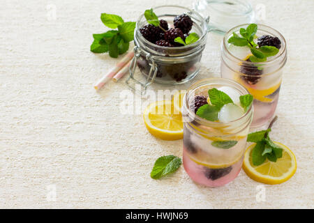 Fruchtwasser. Erfrischendes Sommergetränk mit Brombeeren, Zitrone und Minze. Das Konzept der gesunden und diätetische Ernährung. Kopieren Sie Raum. Stockfoto