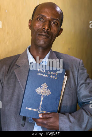 Evangelist Pastor Zaid, konvertiert vom Islam zum Christentum halten eine Bibel, Addis Abeba Region, Addis Ababa, Äthiopien Stockfoto