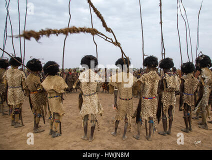 Dimi Zeremonie in den Dassanech Stamm, Beschneidung von Teenagern, Omo-Tal, Omorate, Äthiopien zu feiern Stockfoto