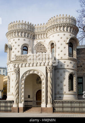 Schöne Villa im maurischen Stil in der Nähe der Metrostation Arbatskaja in Moskau. Russland. Stockfoto