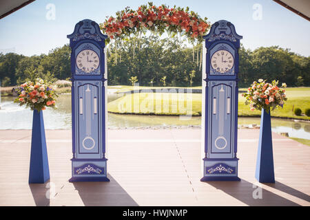 Schöne Hochzeit Torbogen. Bogen Sie wie Uhren mit peachy Blumen geschmückt Stockfoto