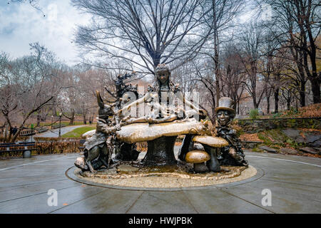 Alice im Wunderland-Skulptur am Central Park - New York, USA Stockfoto
