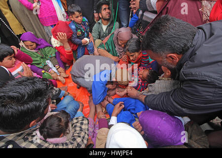 Praktiker geben Blutegeltherapie, Kashmiri Kinder am 21. März 2017 indischen kontrollierten Teil Kaschmirs. Jedes Jahr nutzen auf Nowruz, das der erste Tag des Frühlings und der Beginn des Jahres, in dem persischen Kalender markiert, traditionelle Gesundheitspersonal in Kaschmir Blutegel zur Behandlung von Menschen leiden unter juckende und schmerzhafte Klumpen, die auf die Haut, die als 'Frostbeulen' während der Wintersaison zu entwickeln. (Foto von Umer Asif/Pacific Press) Stockfoto