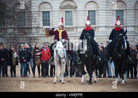 London, UK. 21. März 2017. Leibgarde der Königin ist normalerweise von Männern des Kavallerieregiments Haushalt montiert bestehend aus einem Geschwader von der Leibgarde, die rote Tuniken und weißen gefiederte Helme tragen und ein Geschwader von die Blues and Royals mit blauen Kittel und rot gefiederte Helme zur Verfügung gestellt. Bildnachweis: Alberto Pezzali/Pacific Press/Alamy Live-Nachrichten Stockfoto