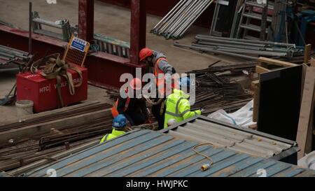 Arbeiter auf einer Baustelle, der Bau eines neuen Bürogebäudes in london Stockfoto